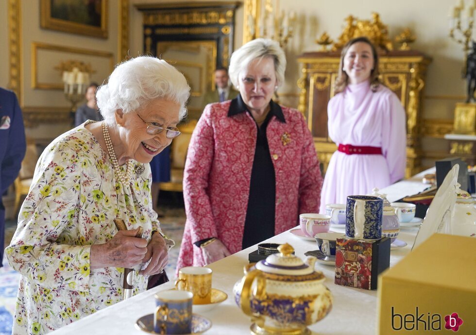 La Reina Isabel contemplando una exposición de porcelana en Windsor Castle