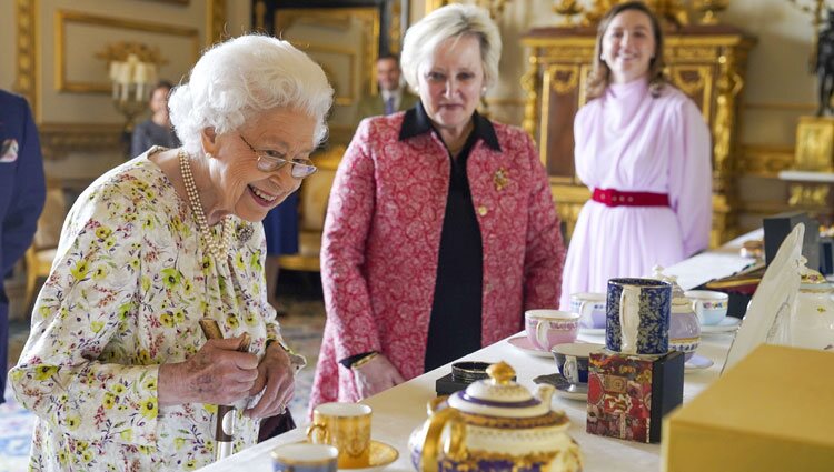 La Reina Isabel contemplando una exposición de porcelana en Windsor Castle