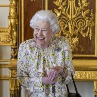 La Reina Isabel con bastón en una exposición de porcelana en Windsor Castle