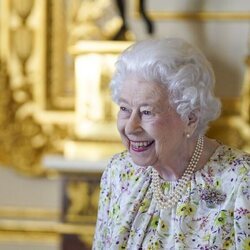 La Reina Isabel en una exposición de porcelana en Windsor Castle