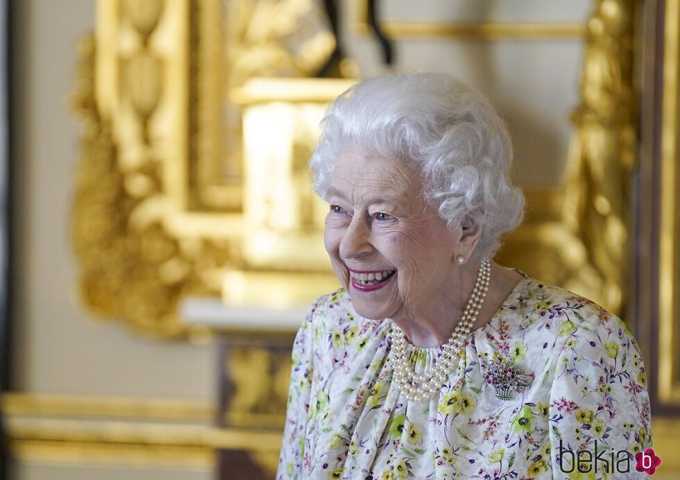 La Reina Isabel en una exposición de porcelana en Windsor Castle