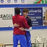Pablo Urdangarin abrazando a un compañero en un partido de balonmano