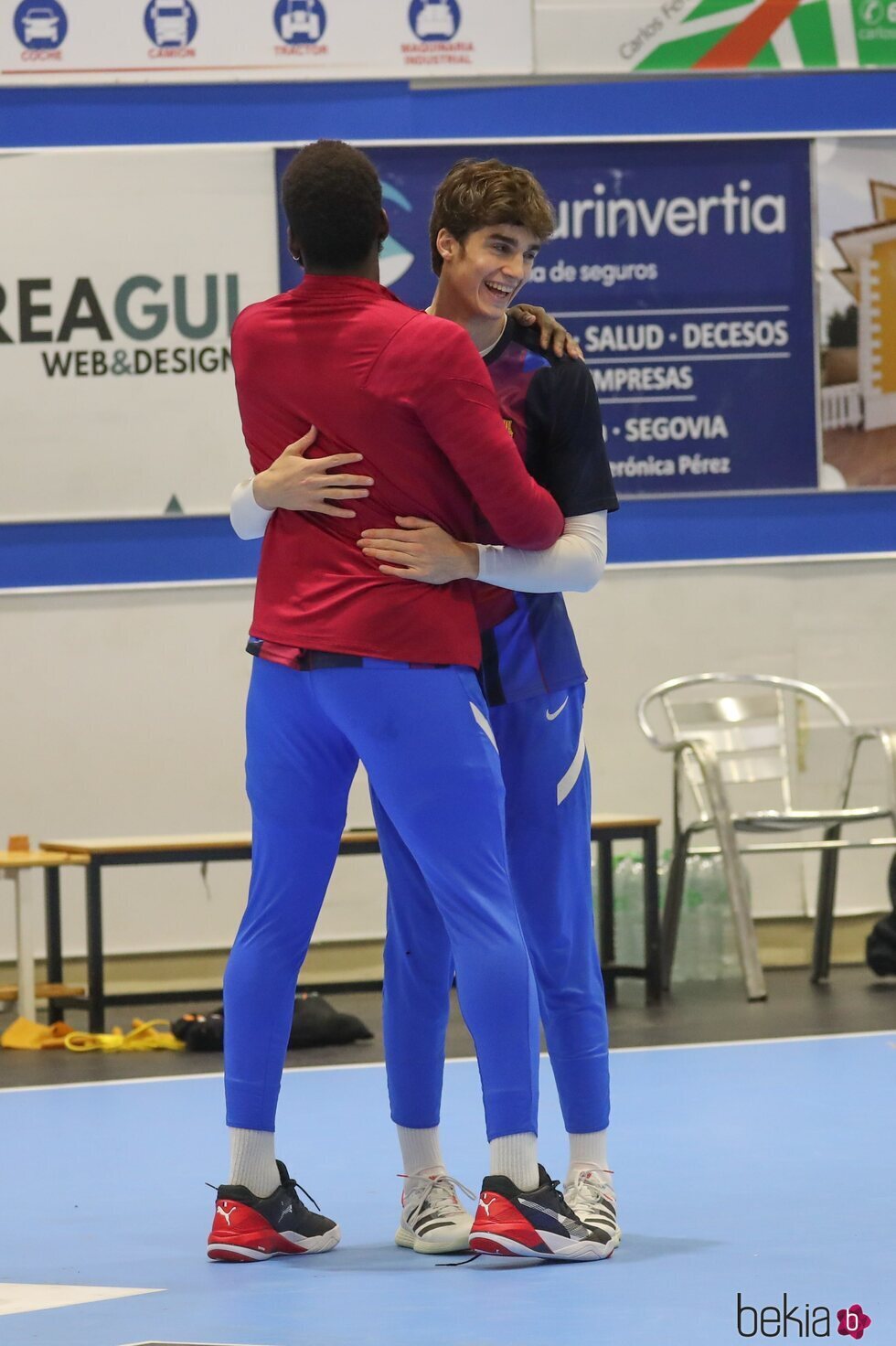 Pablo Urdangarin abrazando a un compañero en un partido de balonmano
