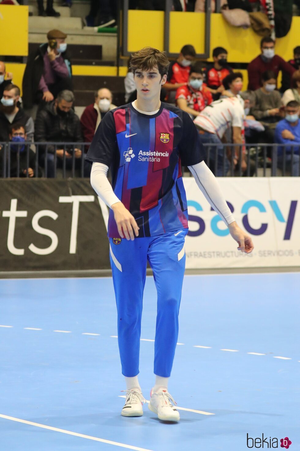 Pablo Urdangarin en un partido de balonmano entre el Balonmano Nava y el Barça B