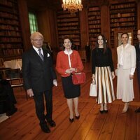 Carlos Gustavo y Silvia de Suecia, Victoria y Daniel de Suecia y Sofia de Suecia en una reunión sobre protección infantil en Ucrania