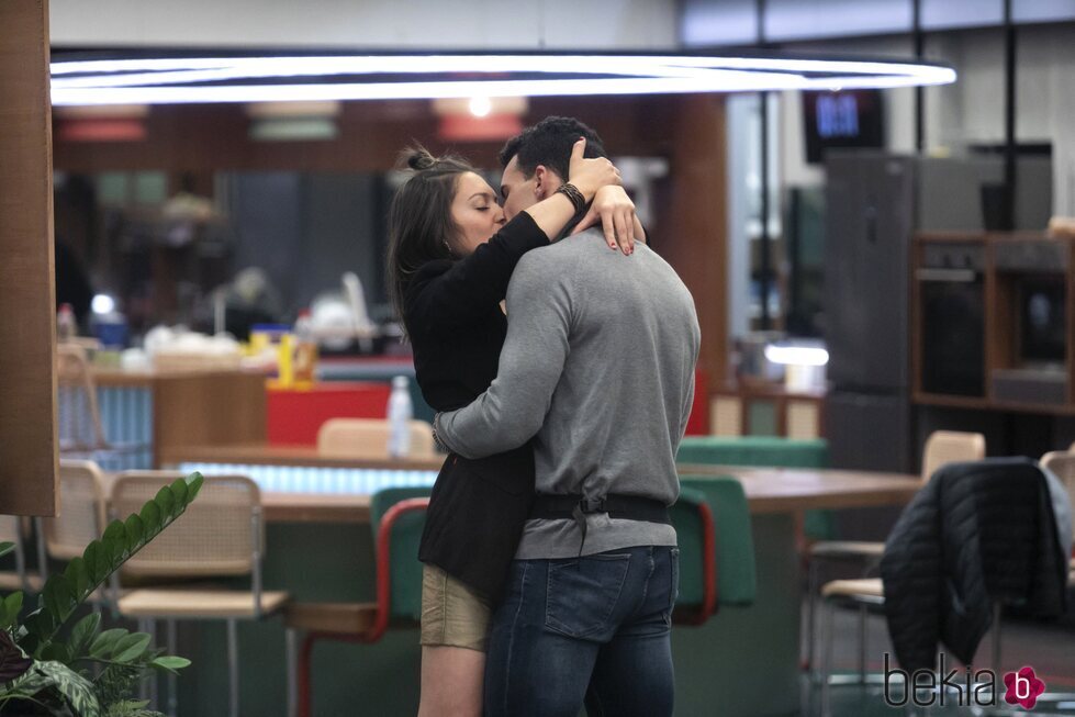 Marta y Adrián se besan en la gala 11 de 'Secret Story 2'