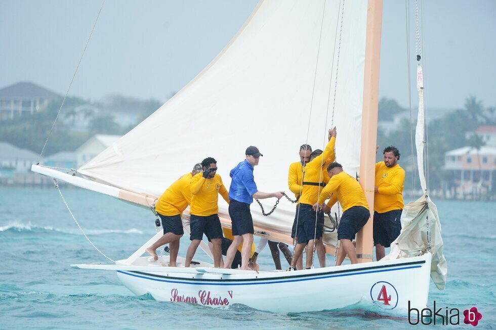 El Príncipe Guillermo durante la regata en Bahamas