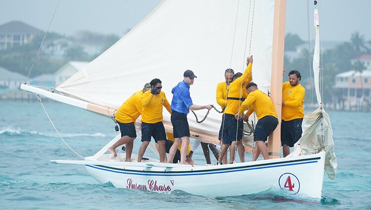 El Príncipe Guillermo durante la regata en Bahamas