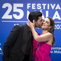 Paula Echevarría y Miguel Torres se besan en la gala de clausura del Festival de Málaga 2022