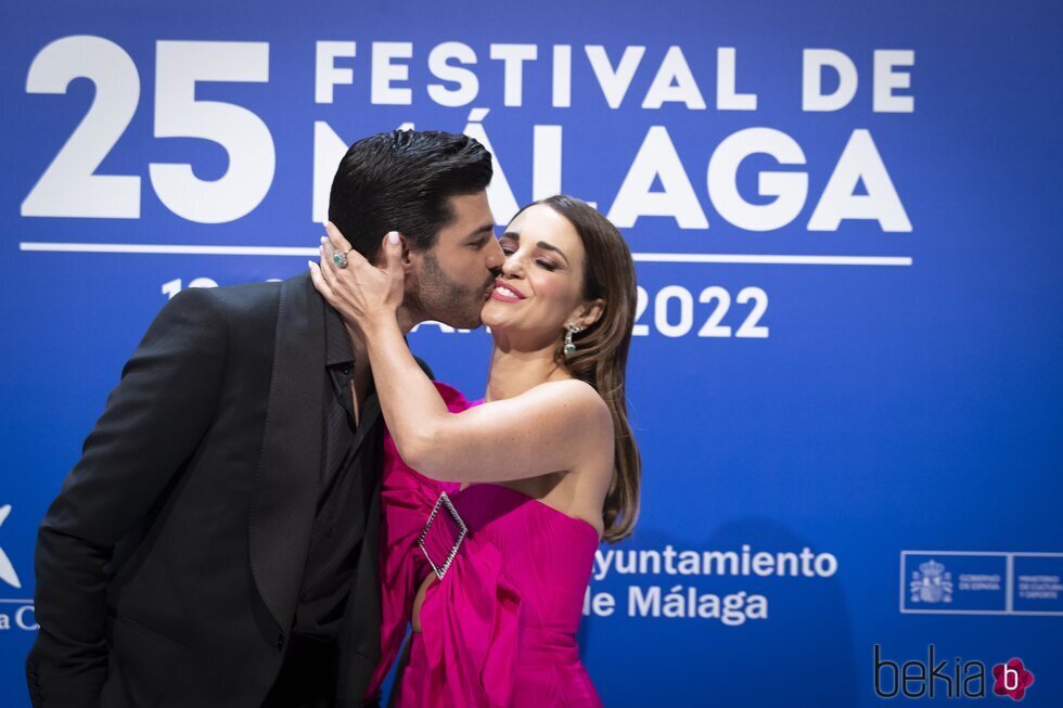 Paula Echevarría y Miguel Torres se besan en la gala de clausura del Festival de Málaga 2022