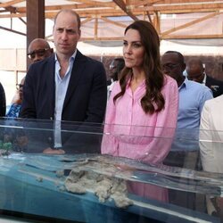 El Príncipe Guillermo y Kate Middleton en un hogar para niños en Bahamas