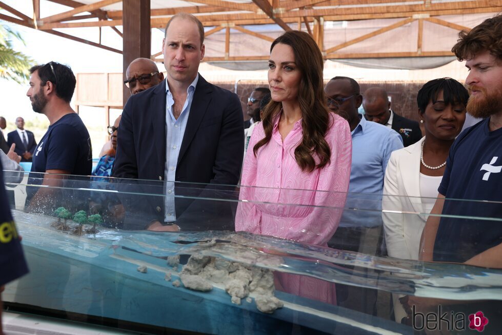 El Príncipe Guillermo y Kate Middleton en un hogar para niños en Bahamas