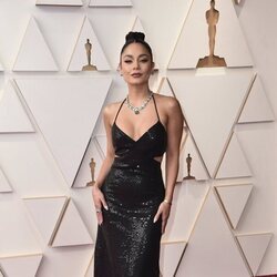 Vanessa Hudgens en la alfombra roja de los Premios Oscar 2022