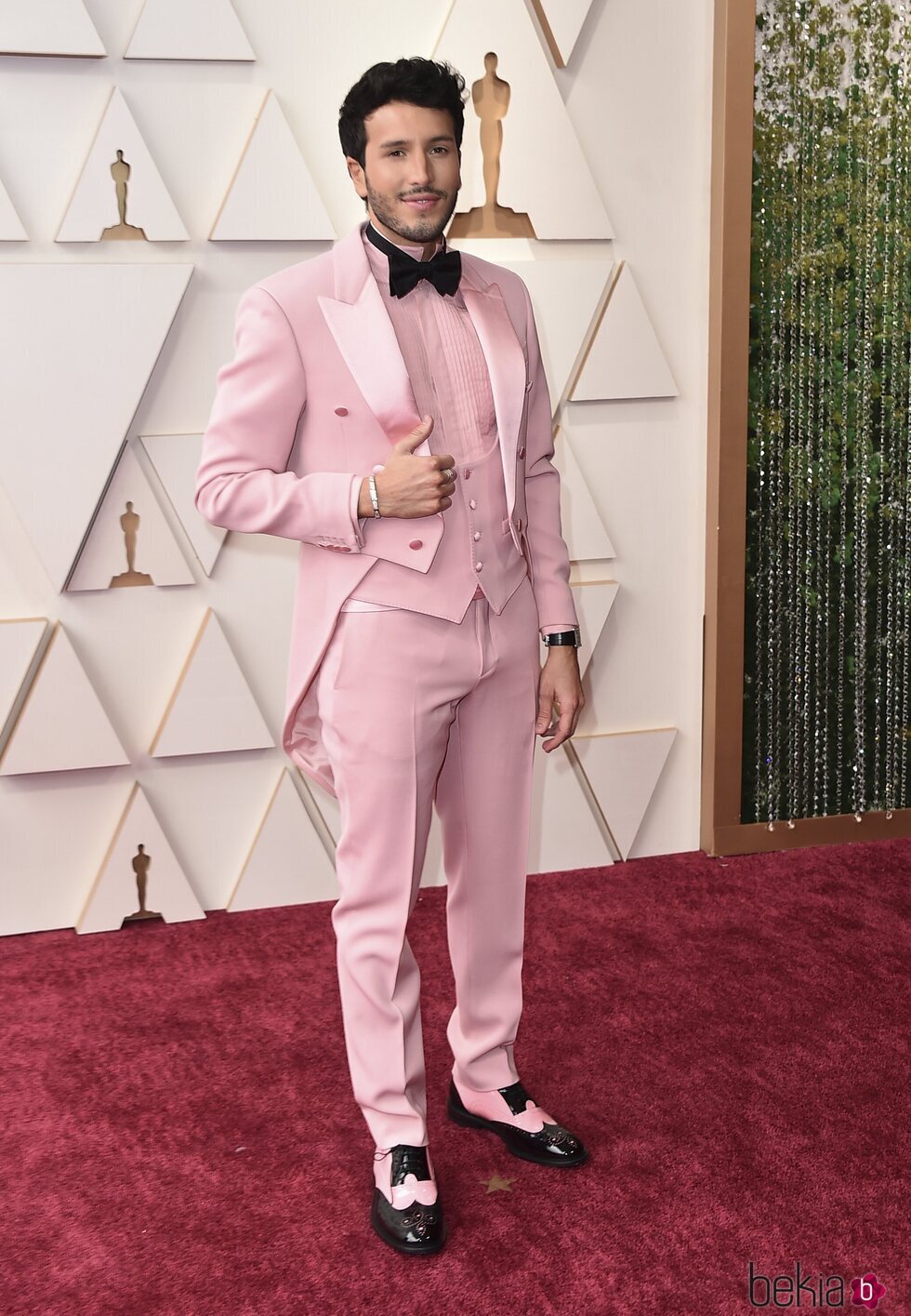 Sebastián Yatra en la alfombra roja de los Premios Oscar 2022