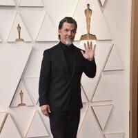 Josh Brolin en la alfombra roja de los Premios Oscar 2022