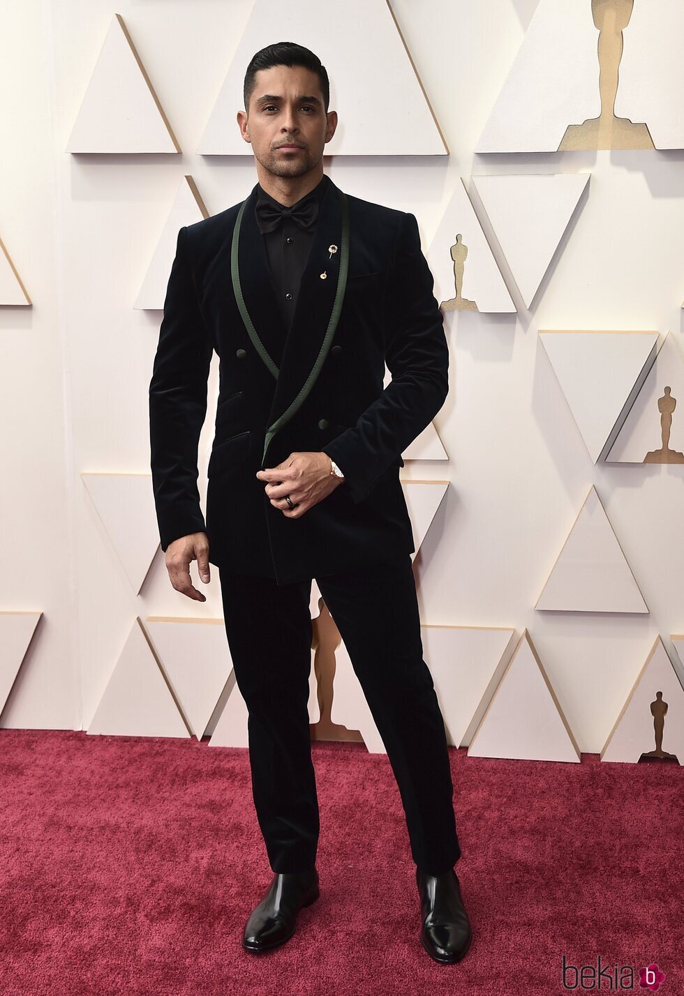 Wilmer Valderrama en la alfombra roja de los Premios Oscar 2022