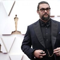 Jason Momoa en la alfombra roja de los Premios Oscar 2022