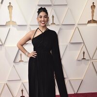 Stephanie Beatriz en la alfombra roja de los Premios Oscar 2022