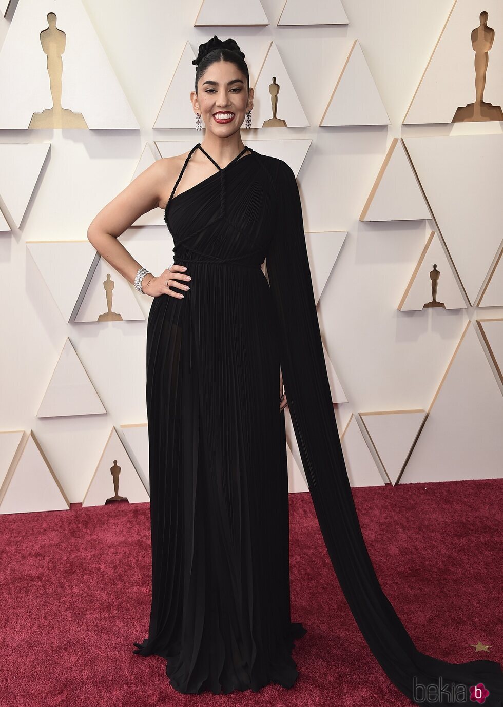Stephanie Beatriz en la alfombra roja de los Premios Oscar 2022