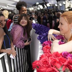 Jessica Chastain, saludando simpática a sus fans en la alfombra roja de los Premios Oscar 2022