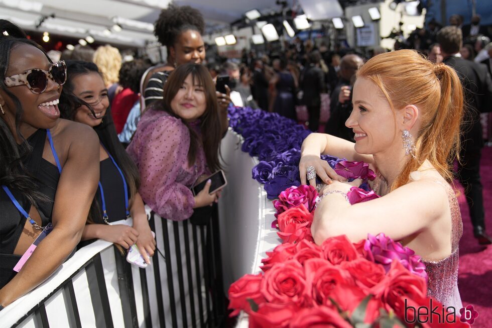 Jessica Chastain, saludando simpática a sus fans en la alfombra roja de los Premios Oscar 2022