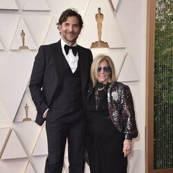 Bradley Cooper y su madre en la alfombra roja de los Premios Oscar 2022