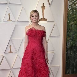 Kirsten Dunst en la alfombra roja de los Premios Oscar 2022