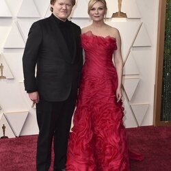 Jesse Plemons  y Kirsten Dunst en la alfombra roja de los Premios Oscar 2022