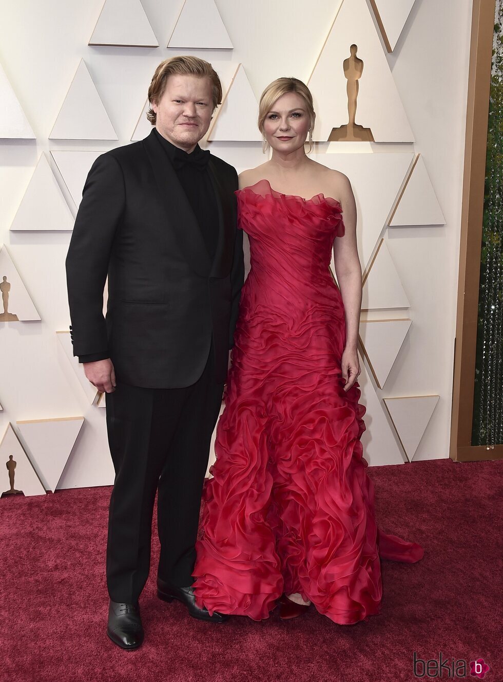 Jesse Plemons  y Kirsten Dunst en la alfombra roja de los Premios Oscar 2022