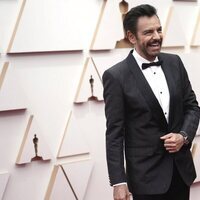 Eugenio Derbez en la alfombra roja de los Premios Oscar 2022