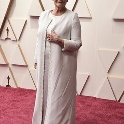 Judi Dench en la alfombra roja de los Premios Oscar 2022