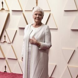 Judi Dench en la alfombra roja de los Premios Oscar 2022