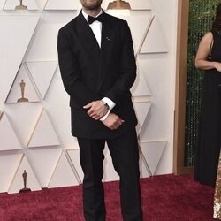 Jamie Dornan en la alfombra roja de los Premios Oscar 2022