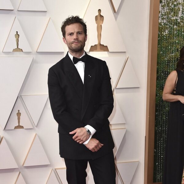 Jamie Dornan en la alfombra roja de los Premios Oscar 2022 Alfombra