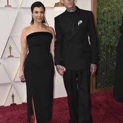 Kourtney Kardashian y Travis Barker en la alfombra roja de los Premios Oscar 2022