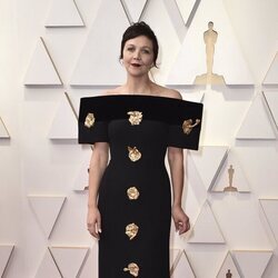 Maggie Gyllenhaal en la alfombra roja de los Premios Oscar 2022