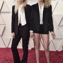 Dylan Meyer y Kristen Stewart en la alfombra roja de los Premios Oscar 2022