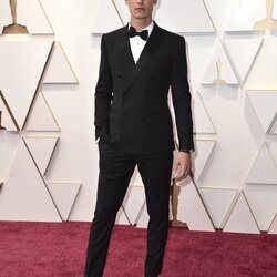 Shawn Mendes en la alfombra roja de los Premios Oscar 2022