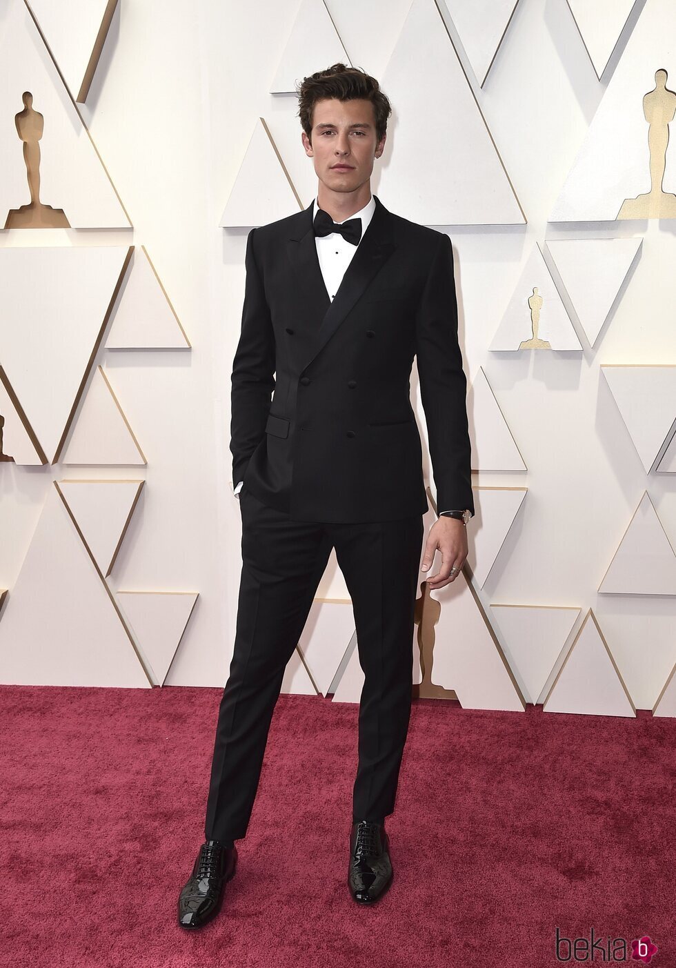 Shawn Mendes en la alfombra roja de los Premios Oscar 2022