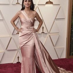Mila Kunis en la alfombra roja de los Premios Oscar 2022