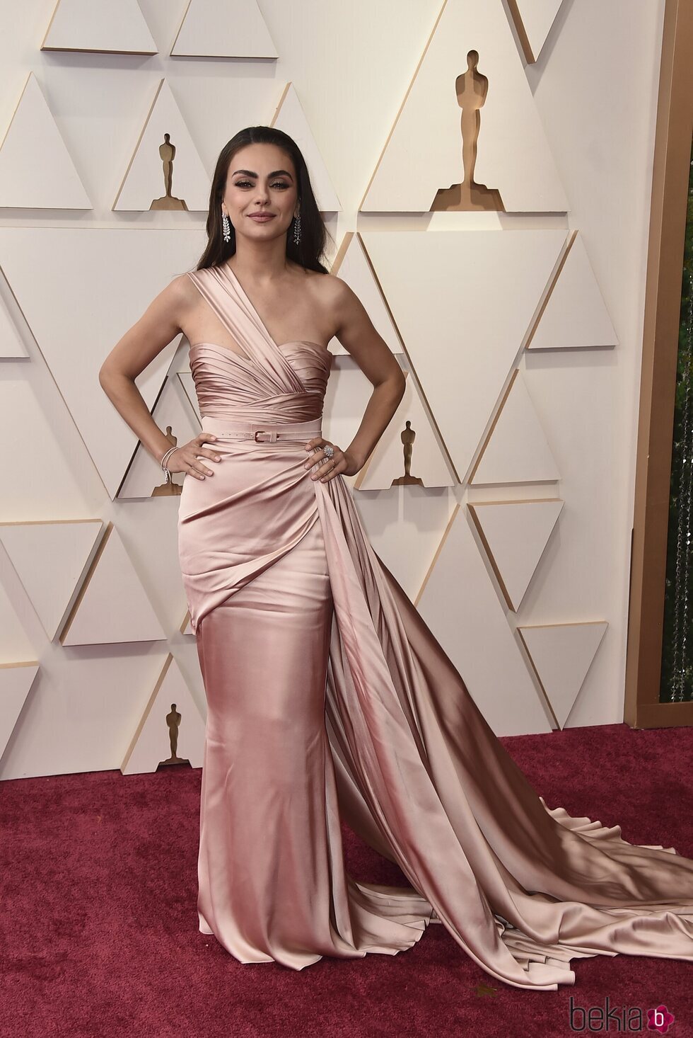 Mila Kunis en la alfombra roja de los Premios Oscar 2022