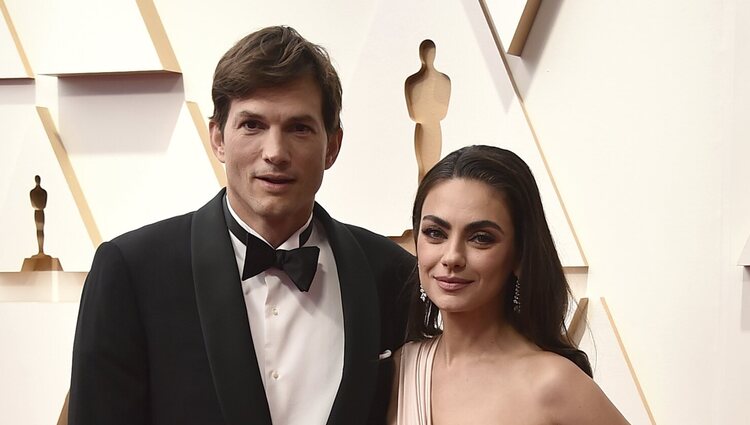 Ashton Kutcher y Mila Kunis en la alfombra roja de los Premios Oscar 2022