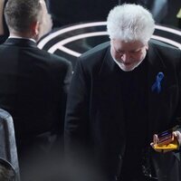 Pedro Almodóvar muestra su apoyo a los refugiados de Ucrania en los Premios Oscar 2022