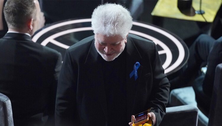 Pedro Almodóvar muestra su apoyo a los refugiados de Ucrania en los Premios Oscar 2022
