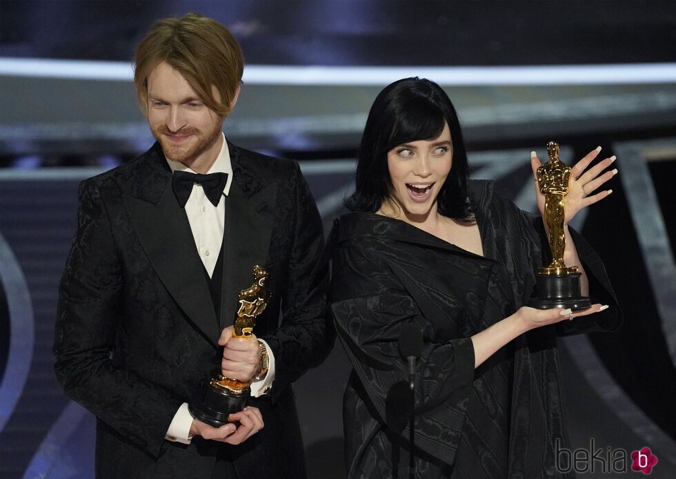 Billie Eilish y Finneas O'Connell con la estatuilla a Mejor Canción Original en los Premios Oscar 2022