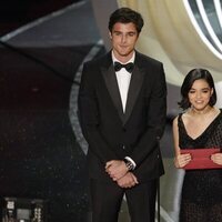 Jacob Elordi y Rachel Zegler entregando un galardón en los premios Oscar 2022