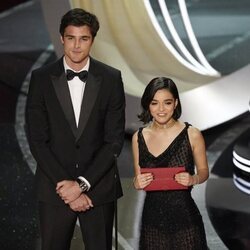 Jacob Elordi y Rachel Zegler entregando un galardón en los premios Oscar 2022