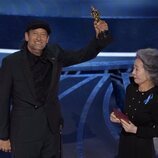 Troy Kotsur en la gala de los Premios Oscar 2022