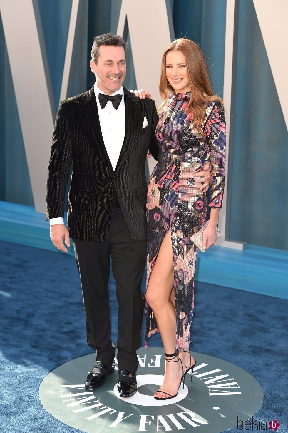 Jon Hamm y Anna Osceola en la fiesta de Vanity Fair tras los Premios Oscar 2022