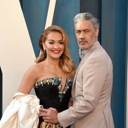Rita Ora y Taika Waititi en la fiesta de Vanity Fair tras los Premios Oscar 2022